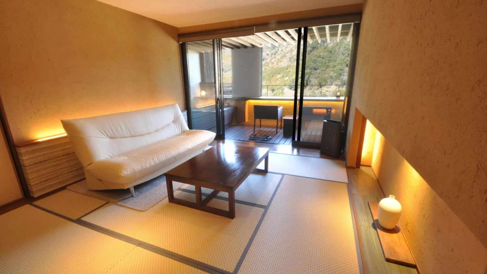 Aura Tachibana Hotel Hakone 4*,